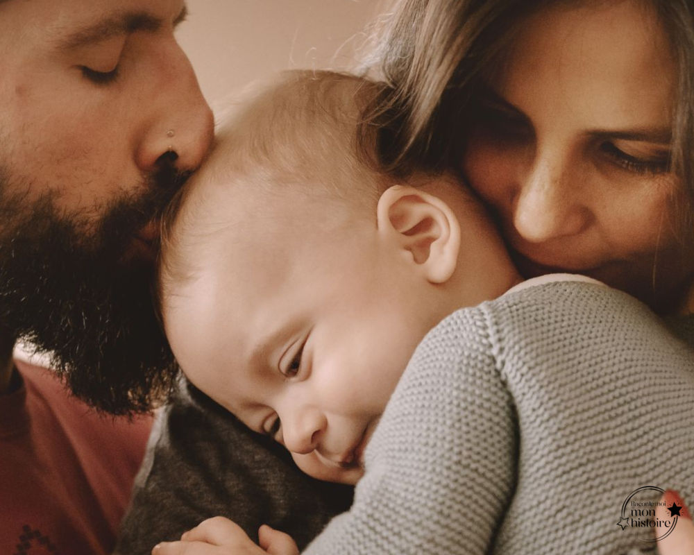 Parents embrassant leur bébé